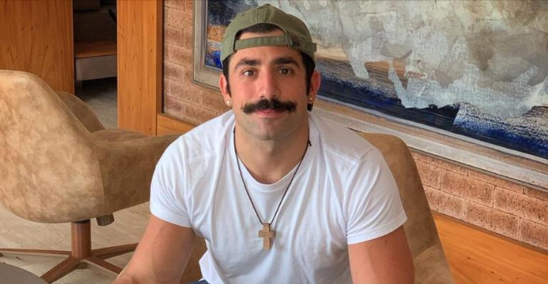 Kaysar Dadour encanta fãs ao posa ao lado de papagaio: ”Que fofos!”