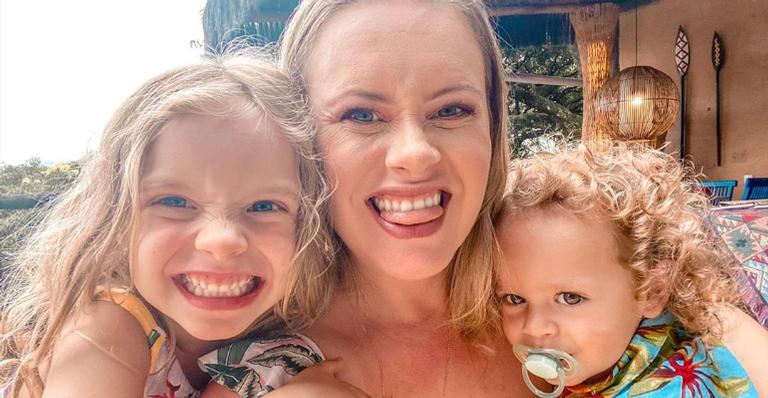 Mari Bridi faz clique com máscara facial com a filha, Aurora: ”Salão de beleza na fazenda”
