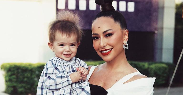Sabrina Sato posa ao lado da filha e brinca: ”Duelo de carões no pôr do Sol”