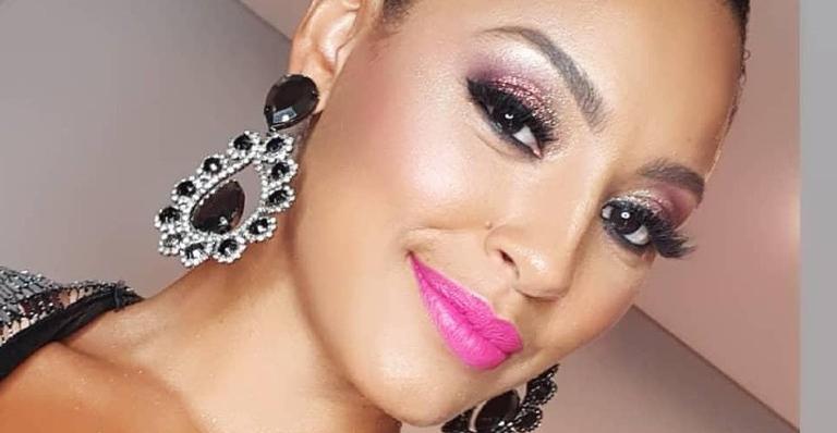 Sheron Menezzes aparece toda sorridente em foto e revela: ”O sol deixa ela tão feliz”