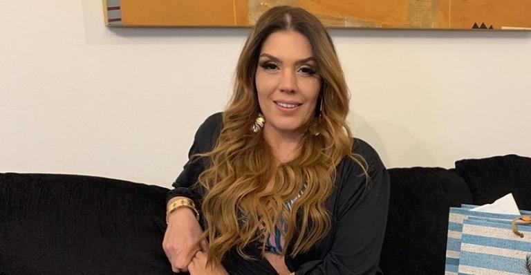Simony arranca elogios de seus seguidores ao posar de biquíni: ”Que mulher maravilhosa!”