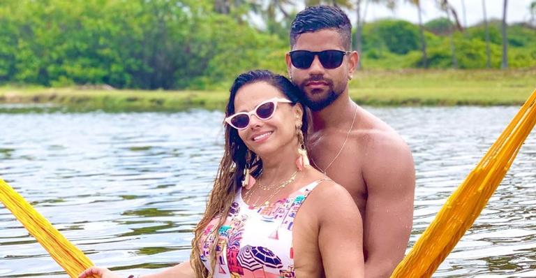 Ao lado do namorado, Guilherme Militão, Viviane Araújo renova bronze em casa