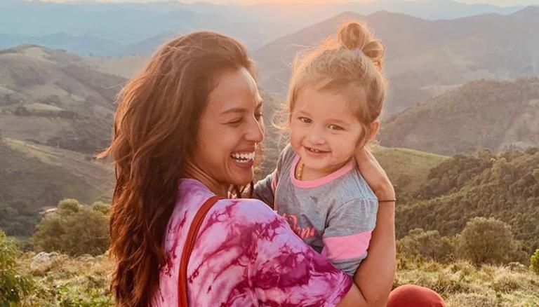 Yanna Lavigne se derrete pela filha em vídeo na redes sociais: ”É assim que a fadinha faz?”