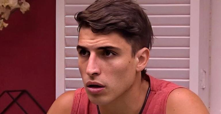 Felipe Prior, do BBB20, compartilha clique ao lado dos pais e se declara nas redes sociais
