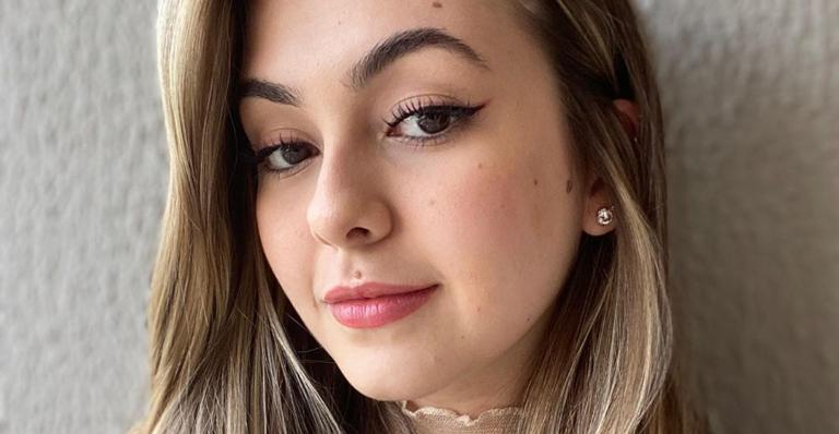 Klara Castanho compartilha look do dia com barriguinha de fora e fãs elogiam: ”Que corpo é esse”