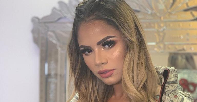Lexa posa com pijaminha decotado e internautas elogiam: ”Sapequinha sedutora”