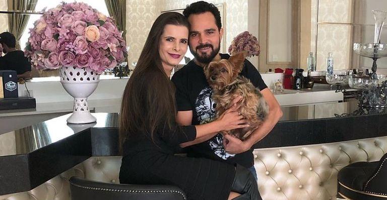 Gêmea de Luciano Camargo impressiona com forte semelhança com a mãe