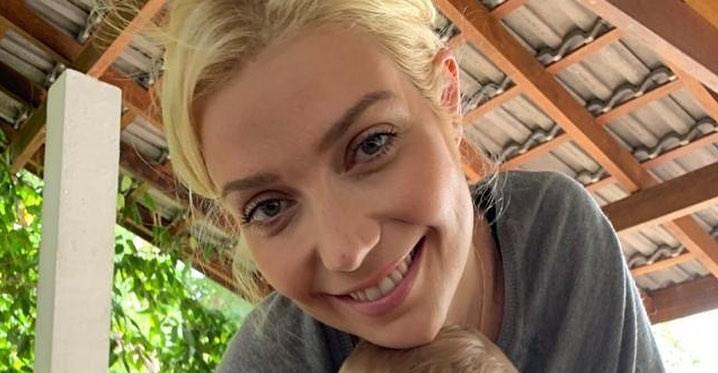 Luiza Possi aparece de biquíni e com prancha de surfe na mão em foto de 18 anos atrás