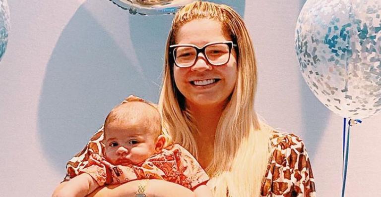 Em quarentena, Marília Mendonça comemora quatro meses de Léo com festinha íntima: ”Amor mútuo”