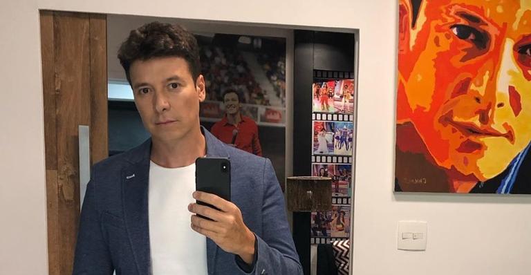 Rodrigo Faro diverte seguidores ao posar vestido de sereia em sua piscina