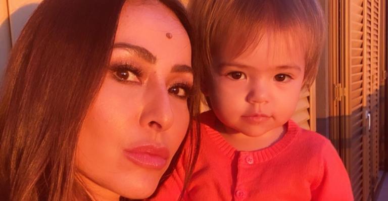 Sabrina Sato mostra Zoe toda suja de batom e encanta: ”Tem batom até no seu dente”