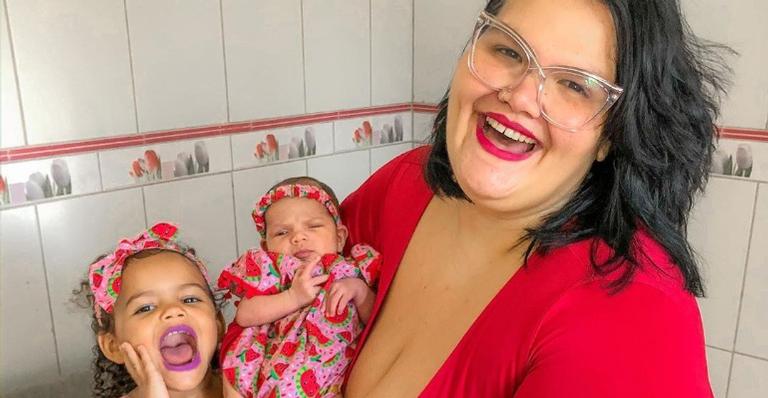 Thais Carla encanta ao postar foto com as filhas e celebrar primeiro mês da caçula