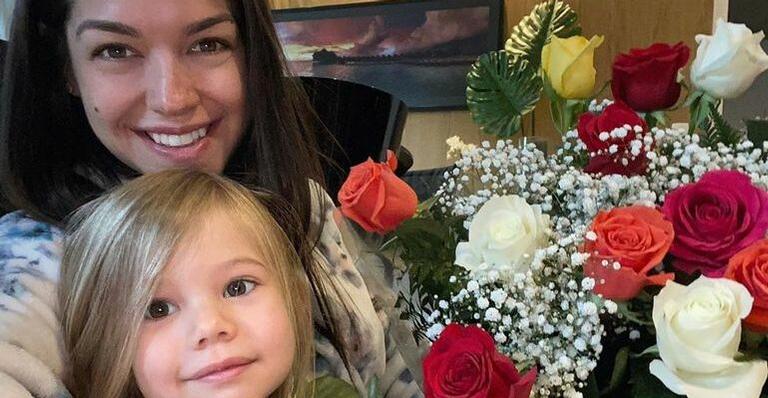 Thais Fersoza relembra momento antes do nascimento da filha: ”Rostinho bem redondinho”