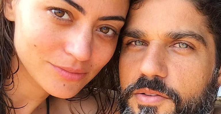 Bruno Cabrerizo e Carol Castro posam em clima de romance e fãs elogiam: ”Casal mil”