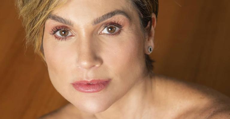 Flávia Alessandra relembra personagem em Morde e Assopra: ”Isso é muito Black Mirror”
