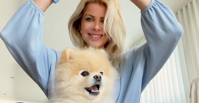 Karina Bacchi se derrete por cãozinho em post na web: ”Pet love”