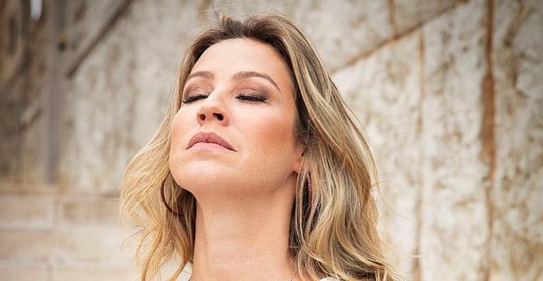 Luana Piovani toma banho de sol na laje: ”Varal cheio, cervejota”