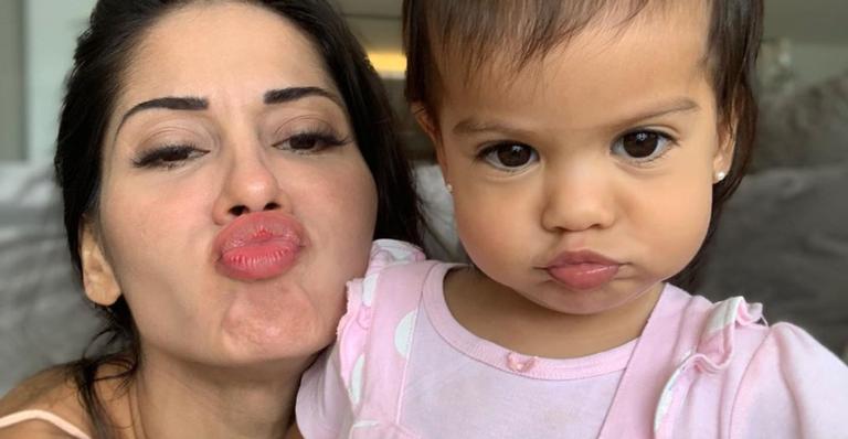 Mayra Cardi faz caretas com a filha caçula e se declara na web: ”Esse sorriso me cura”