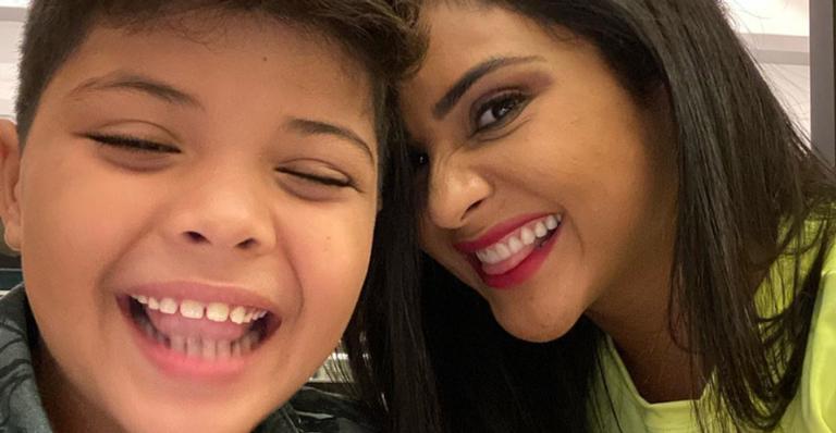 Mileide Mihaile faz clique na piscina com o filho Yudhy e recebe elogios dos internautas