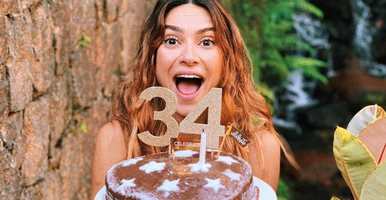 Thaila Ayala recebe quarto bolo de aniversário supresa: ”Aqui a gente comemora o mês todinho”
