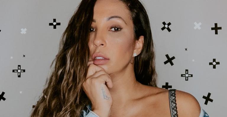 Só de jeans, Valesca Popozuda faz topless em cima da cama e dispara: ”Ousada”