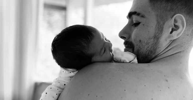 Rafa Vitti escreve poema para a filha, Clara Maria, e encanta a web: ”Lindas palavras”
