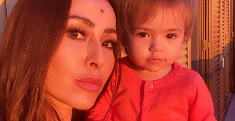 Sabrina Sato exibe look do dia para aguentar rotina agitada e Zoe rouba a cena