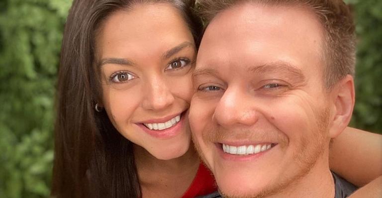 Thais Fersoza arrisca de cabeleireira e corta cabelo de Michel Teló: ”Criei coragem”