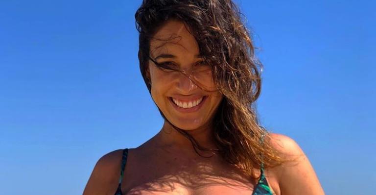 Giselle Itié encara faxina de casa com roupa especial para não desgrudar do filho