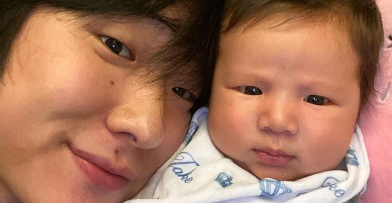 Ex-BBB Pyong Lee posa com o filho Jake e encanta a web: ”Não tem condições”