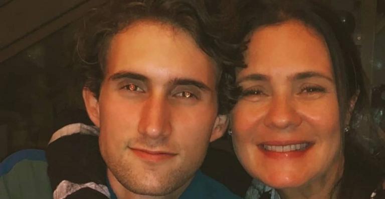 Adriana Esteves e o filho recriam cena de Carminha em ‘Avenida Brasil’ e divertem a web