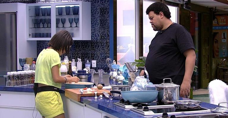BBB20: Manu prepara almoço para Rafa com ajuda de Babu
