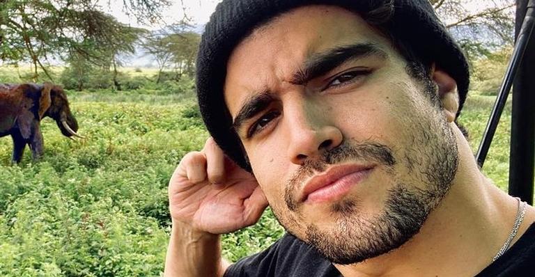 Em quarentena, Caio Castro compartilha foto usando uma boina e arranca elogios nas redes sociais