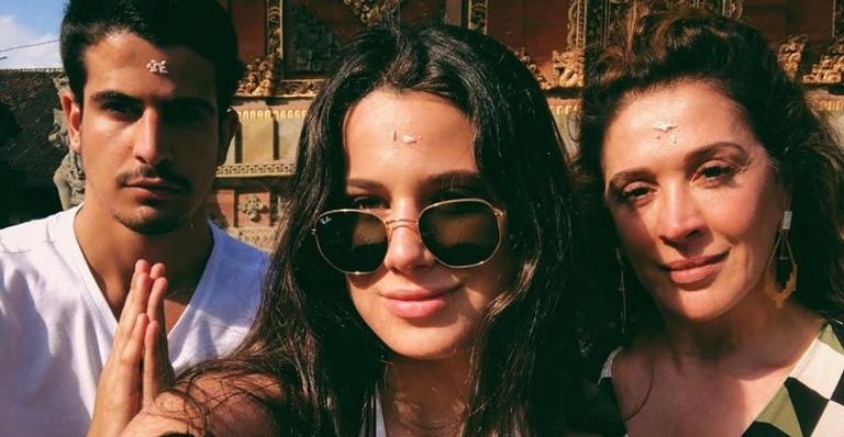 Claudia Raia encanta com clique antigo ao lado de seus filhos: ”Só amor”