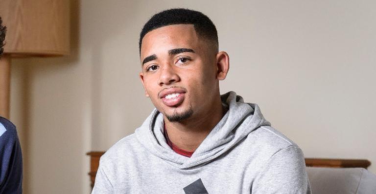Sem camisa, Gabriel Jesus surge deitado pós treino: ”Começamos a segunda assim”
