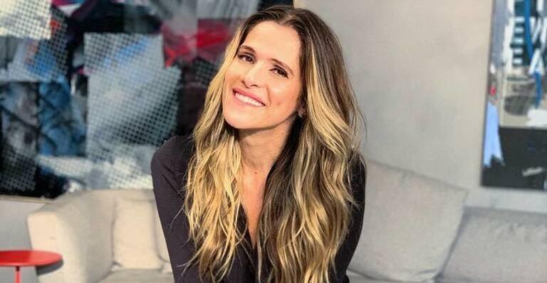 Ingrid Guimarães surge malhando com seu cachorro e diverte web: ”Dica do dia”