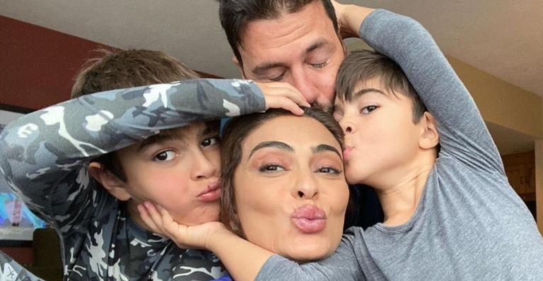 Juliana Paes se derrete ao mostrar os filhos brincando de charada com o avô por chamada de vídeo