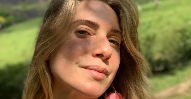 De quarentena, Leticia Spiller posa de pijama em casa: ”Look do dia”