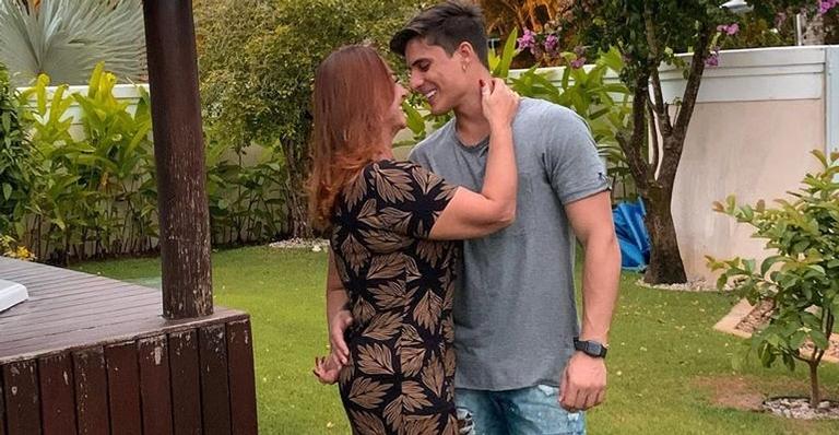 Após assumir relacionamento, namorado da mãe de Neymar Jr surge de aliança na mansão do jogador