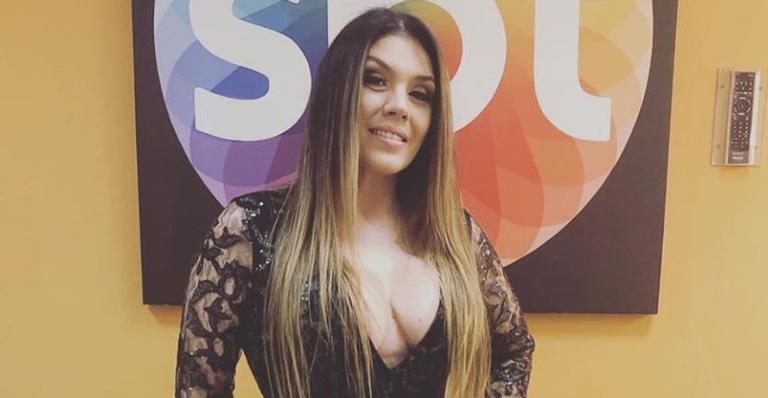 De quarentena, Simony arranca gargalhadas em vídeo reagindo à música de Péricles
