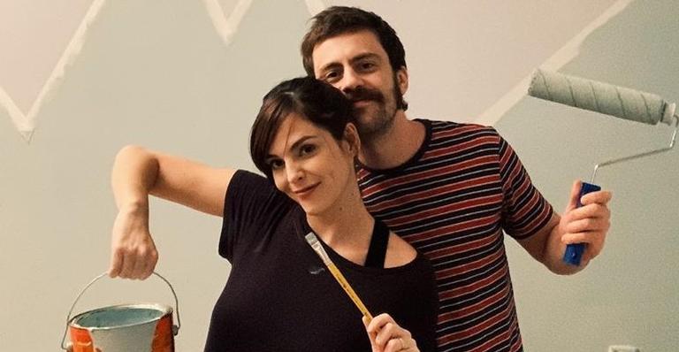 Tomás Bertoni flagra Titi Muller dormindo no sofá e a barriga no sétimo mês de gestação rouba a cena