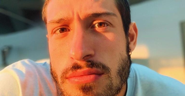 Vinicius Martinez aparece com mudança no visual e arranca elogios da esposa, Carol Dantas