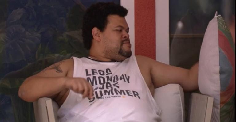 BBB 20: Preocupado com o paredão, Babu conversa com almofada: ”Fui tomado por um pessimismo”