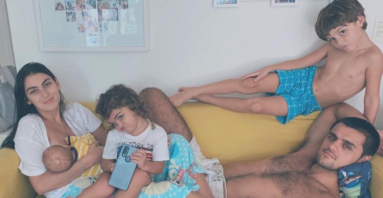 Mariana Uhlmann, esposa de Felipe Simas, comemora dois meses de Vicente: ”Amor”