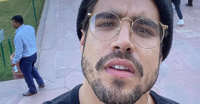 Descamisado, Caio Castro aparece em clique antigo no deserto do Saara e arranca elogios