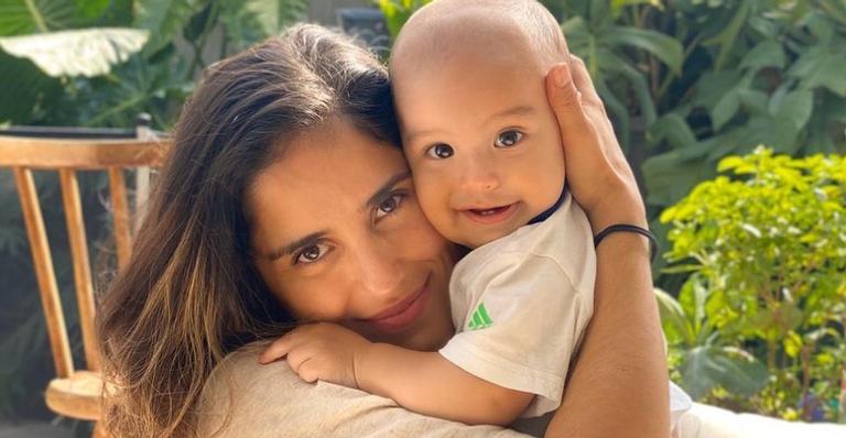 Camilla Camargo se impressiona com o filho de 8 meses tentando subir escadas: ”Acabou o sossego”