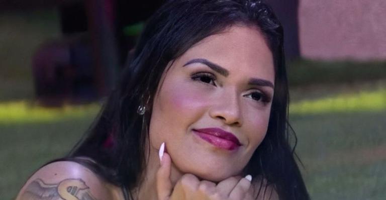 Ex-BBB Flayslane posa de costas e tamanho do bumbum impressiona internautas