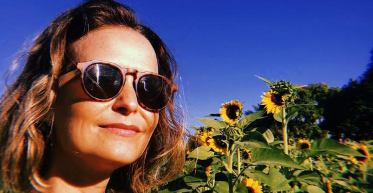 Fernanda Rodrigues ajuda filho a estudar em casa e desabafa: ”Continuamos aqui…”