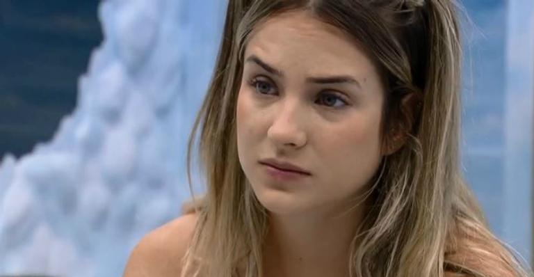 Fora do BBB 20, Gabi Martins sensualiza de camisola curtinha: “Gatíssima”
