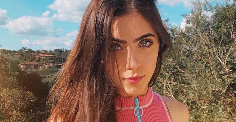 Jade Picon aproveita quarentena para realizar novas leituras: ”Alguém me indica o próximo?”